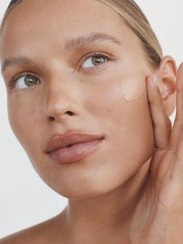 Emani HydraWear Brightening Foundation – Buildable Coverage, Safe for Sensitive Skin – Long-Lasting Hydration, Hyaluronic Acid, Silicone Free, Vegan and Cruelty-Free, Golden Amber