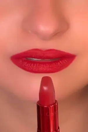 Kits CHARLOTTE'S NEW! HOLLYWOOD BEAUTY ICON LIPSTICK MATTE REVOLUTION - CINEMATIC RED