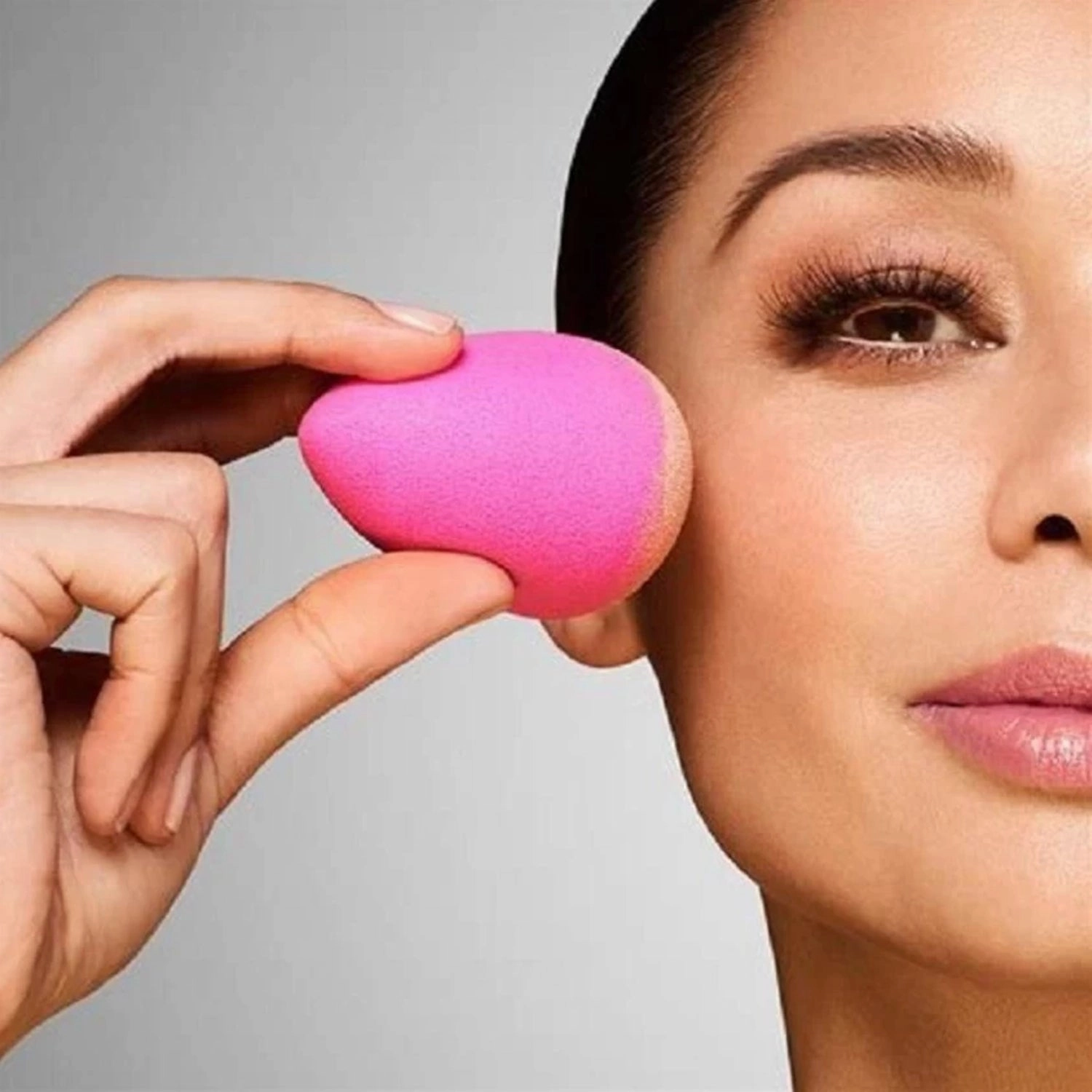 Makeup Sponge for blending liquid Foundations, Powders, and Creams (Multicolor / 1 Pc)